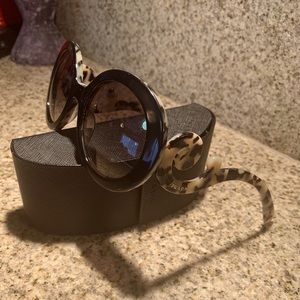 💥🤩”PRADA👌BLACK/TURTLE SUNGLASSES/WITH CASE”🤩💥